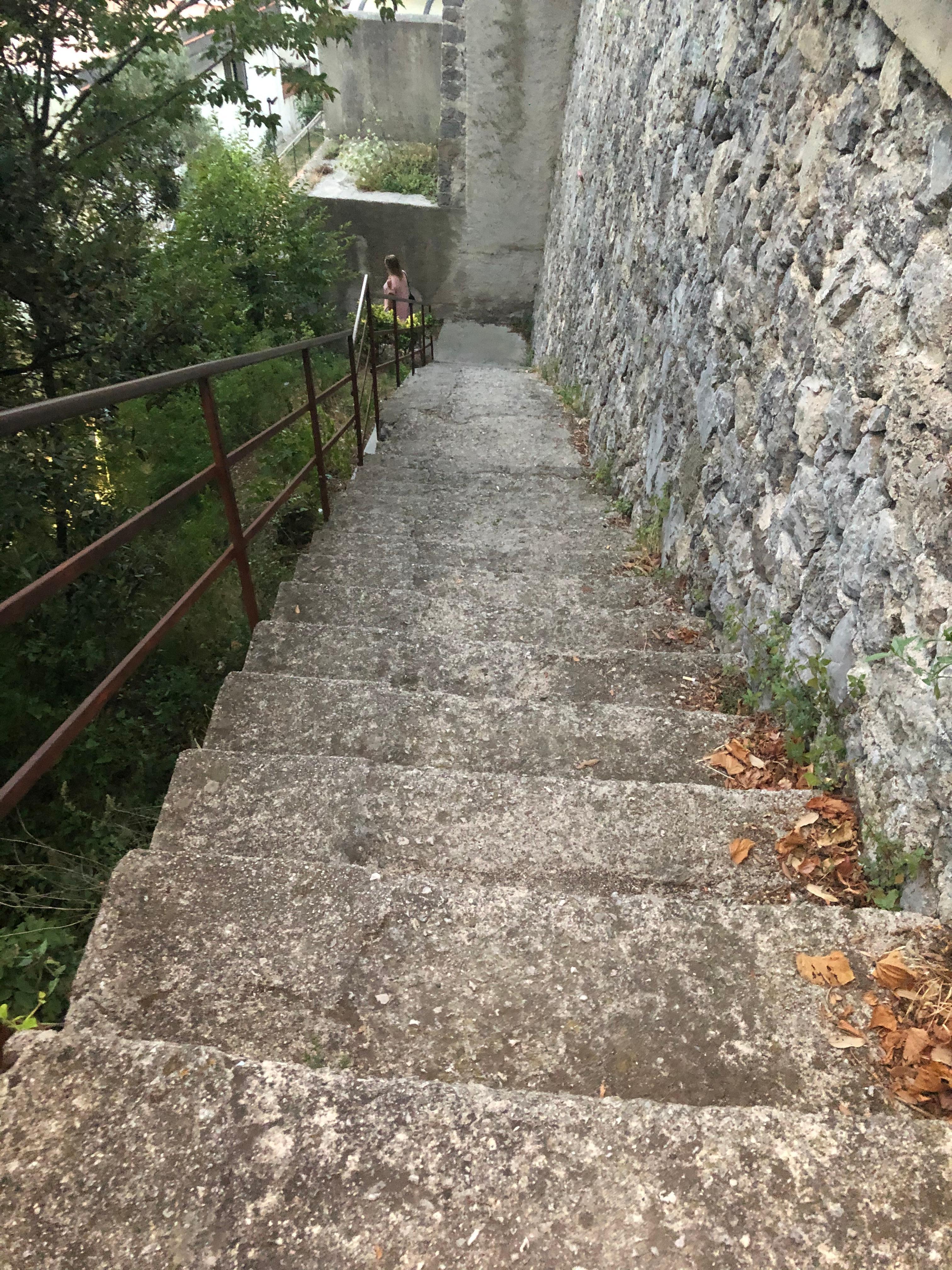 Steile Treppe zum Strand,davor ist mit Eisentor versperrt,ohne reservieren kommt man nicht durch