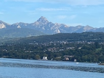 Foto desde un parque de paseo junto al lago en compañía de mi perro
