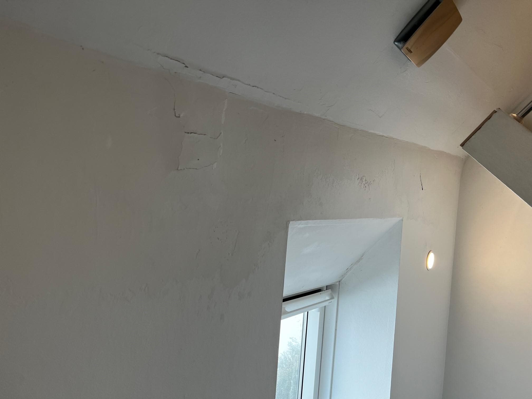 Modent for oppussing, fuktskader i tak og mugg i vindu.