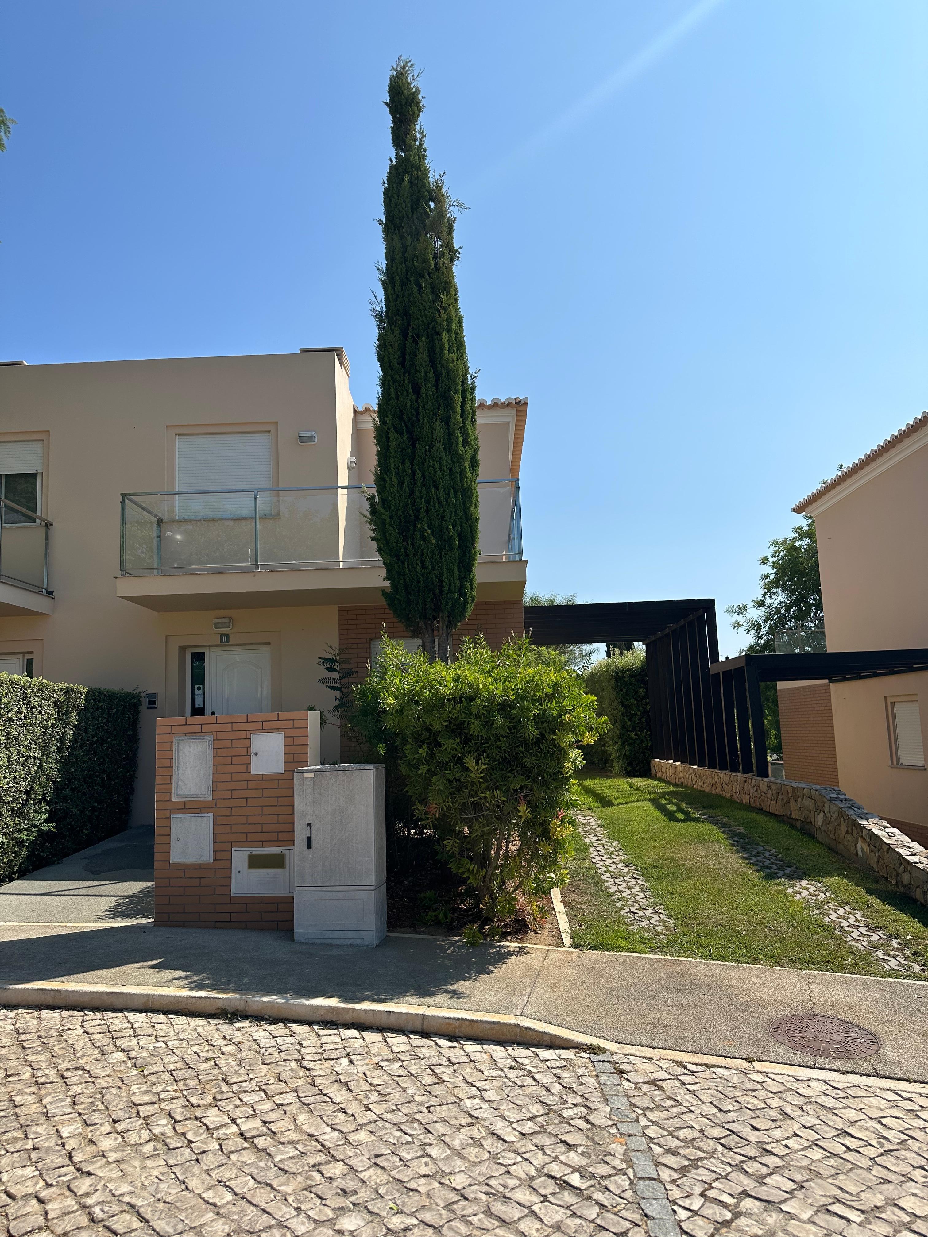 Emplacement de la villa avec place de voiture 