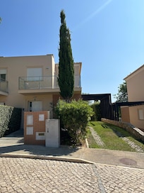 Emplacement de la villa avec place de voiture