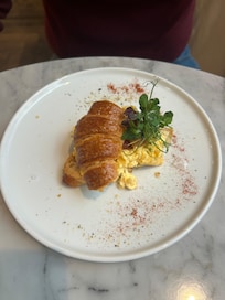 Œuf brouillé et bacon