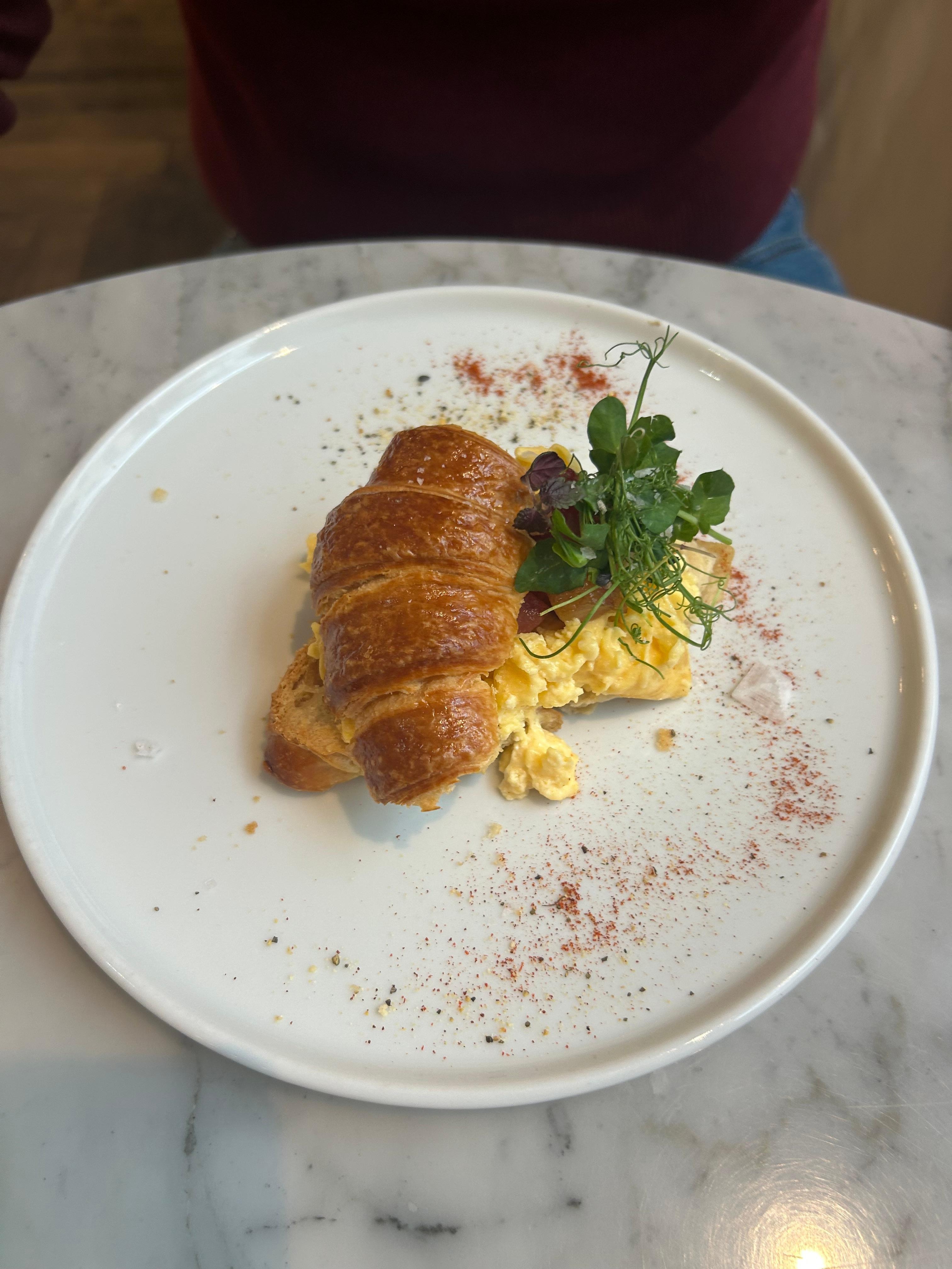 Œuf brouillé et bacon