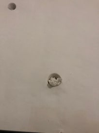 Täckta hål med papper