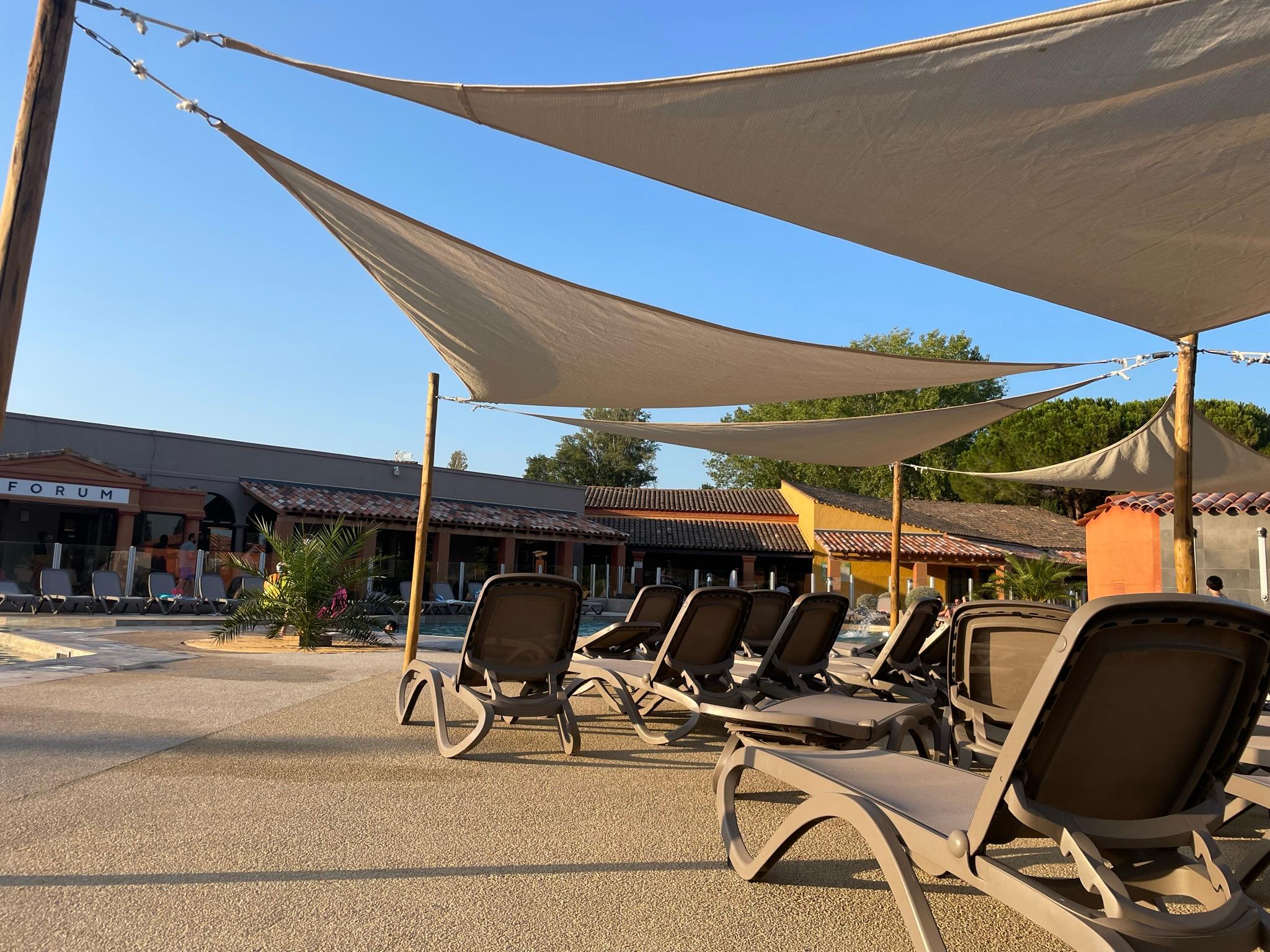 Coin piscine agréable, bohème chic, amélioration à considérer côté ombrage ou parasol 