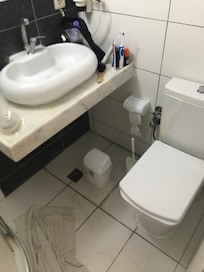 Toilette collé au lavabo