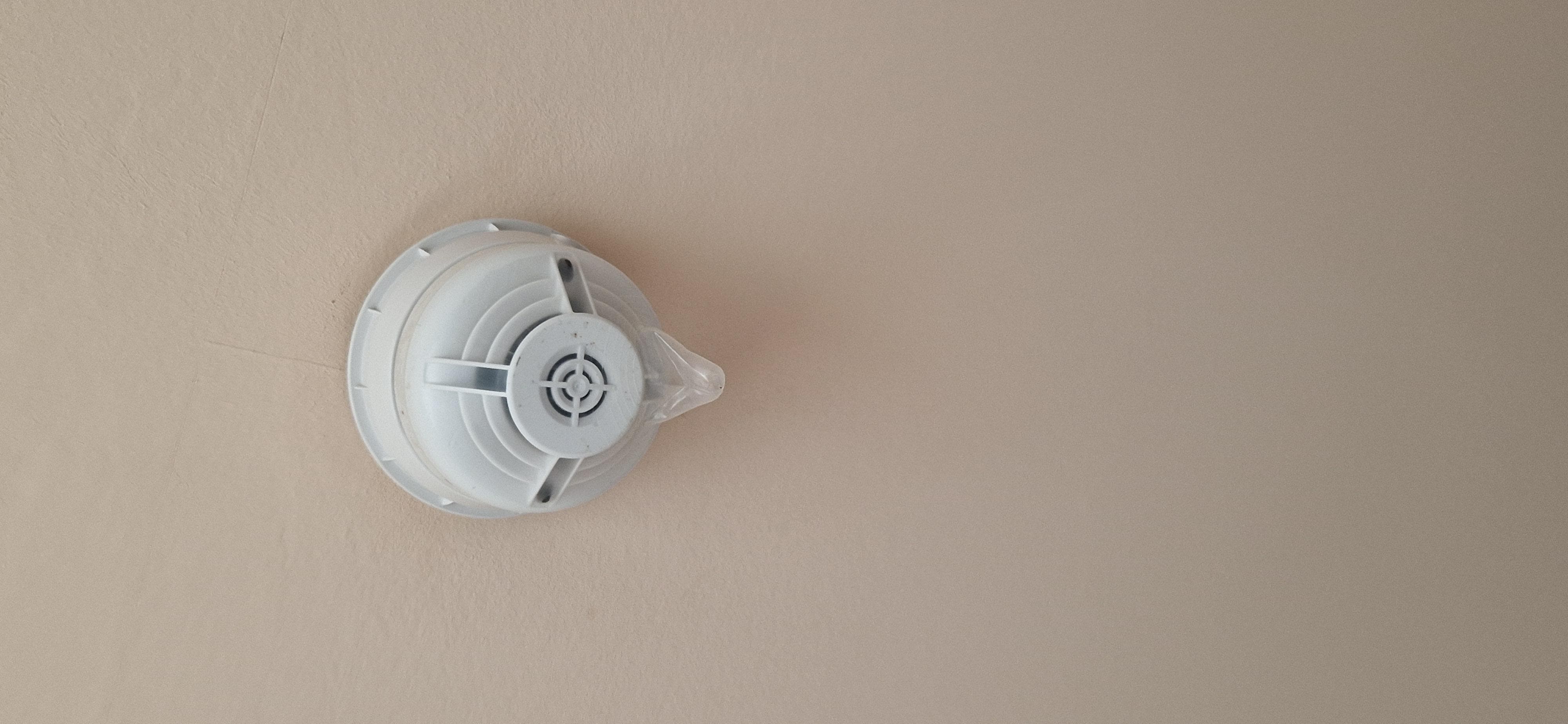 Huoneessa oli tupakoitu ja savuilmaisimet peitetty kondomilla