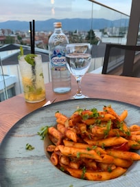 Mad på terrassen på den nye restaurant