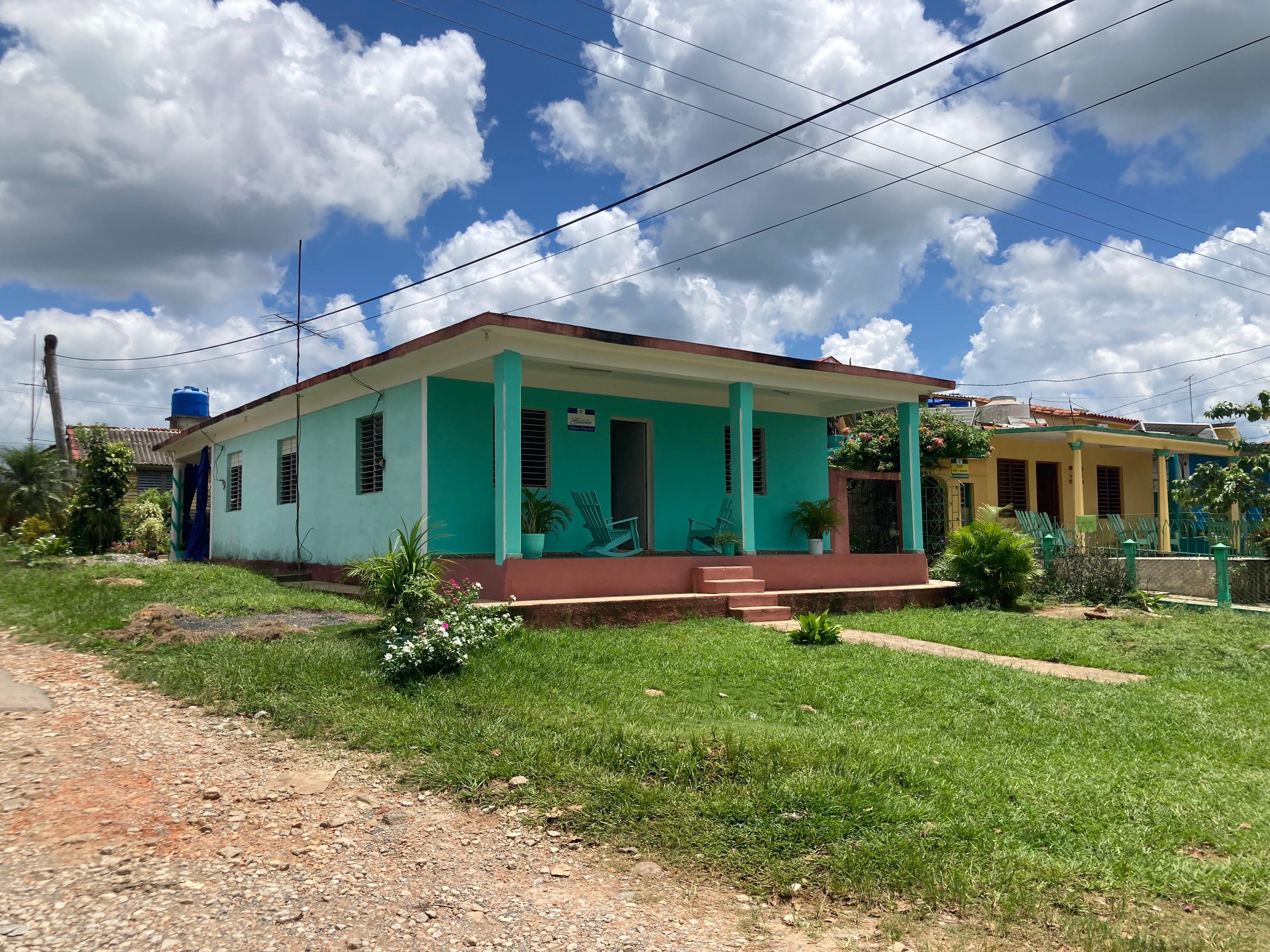 Gilda vit dans une casa typique de Viñales. 