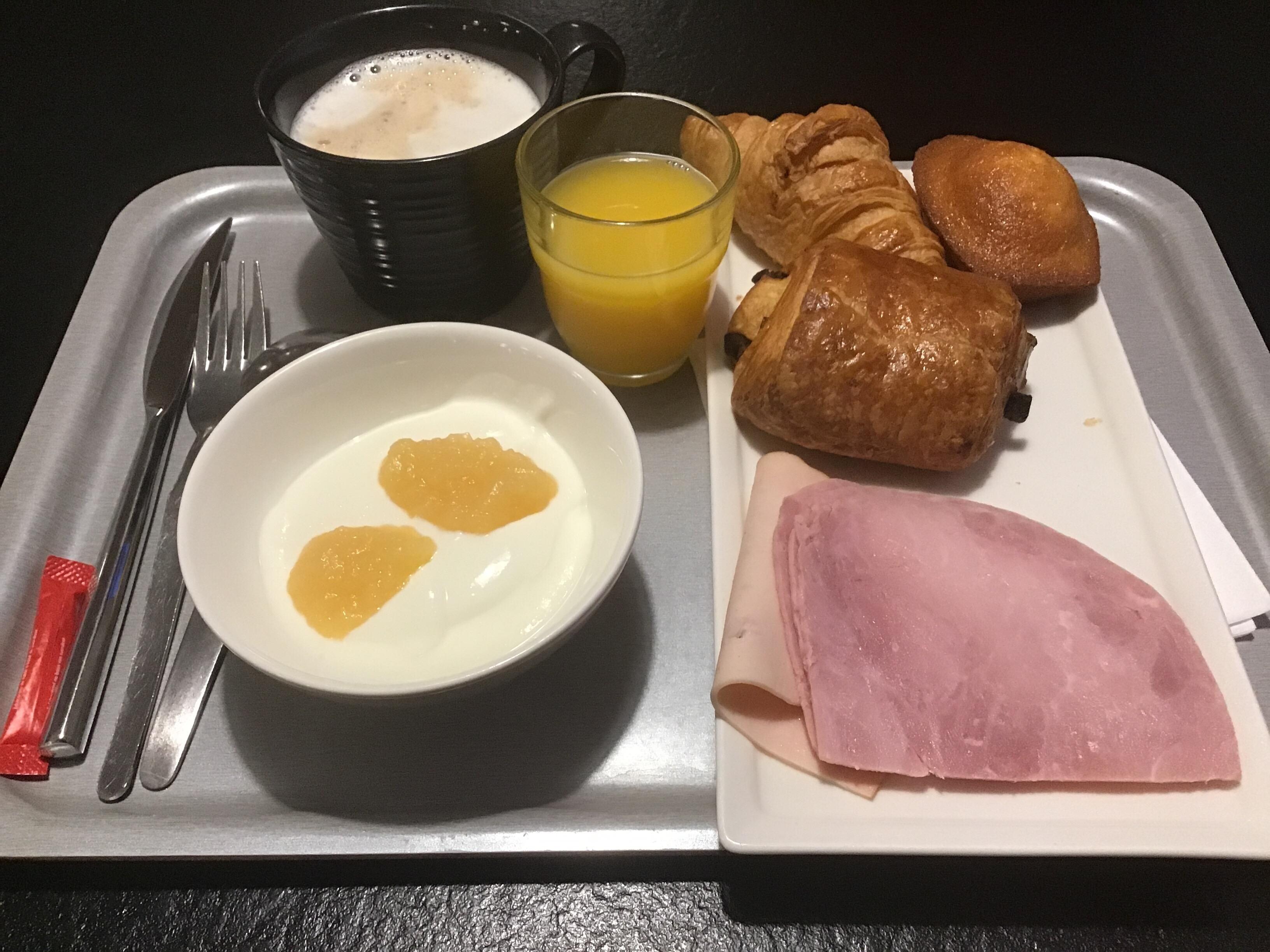 朝食の例。おかずは、ハム・チーズ・ゆで卵がある程度。コーヒーは、紙カップで部屋に持ち帰り可。