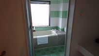部屋のバスルームも大きな窓、洗い場もあります。
温泉に入ったので使わなかったけれど これはいいですネ😉