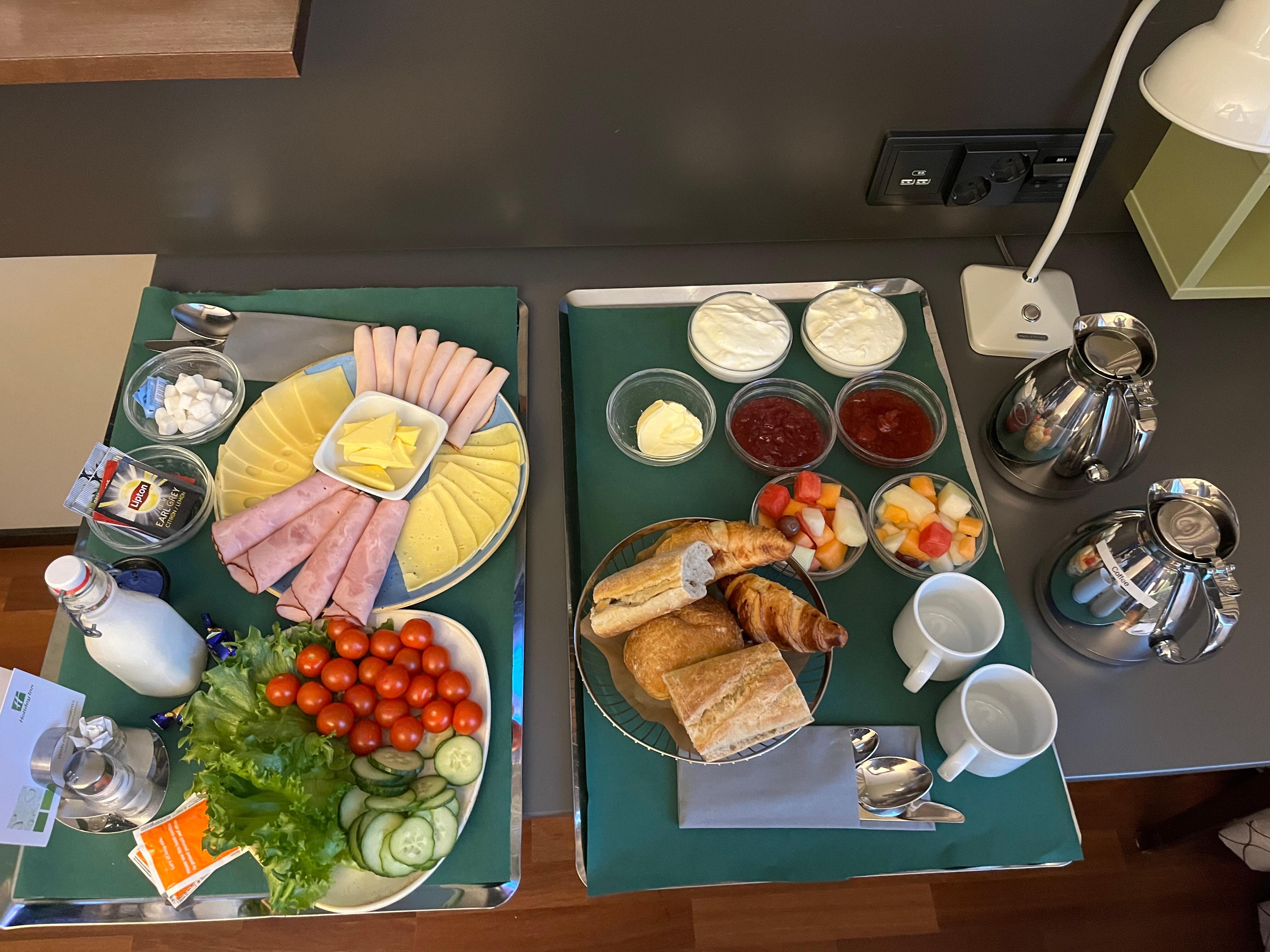 Kahden hengen continental breakfast huoneeseen