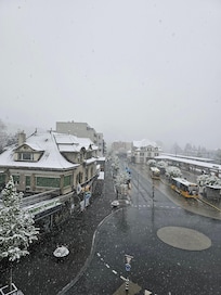 Dia de neve visto da varanda do hotel