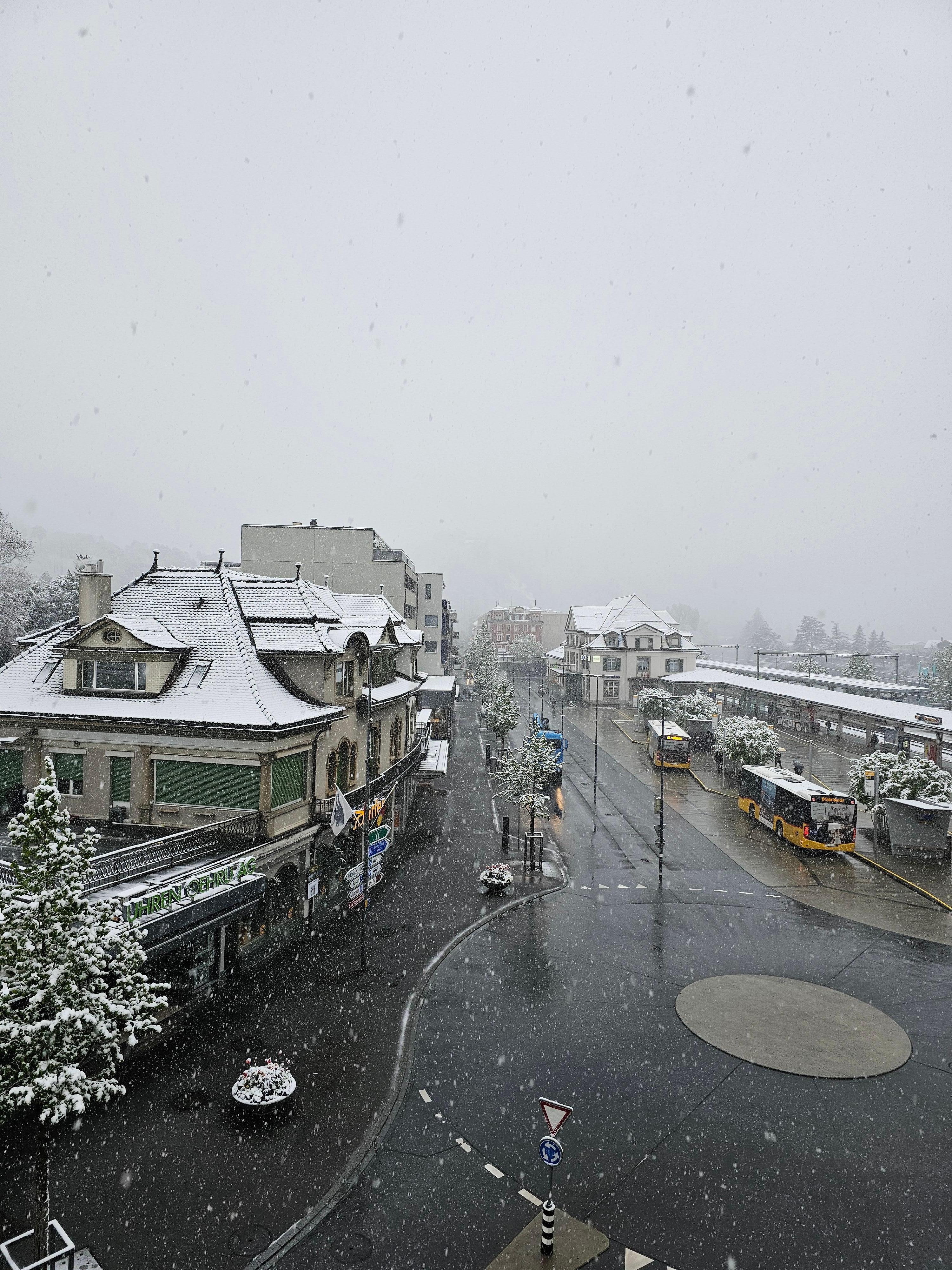 Dia de neve visto da varanda do hotel