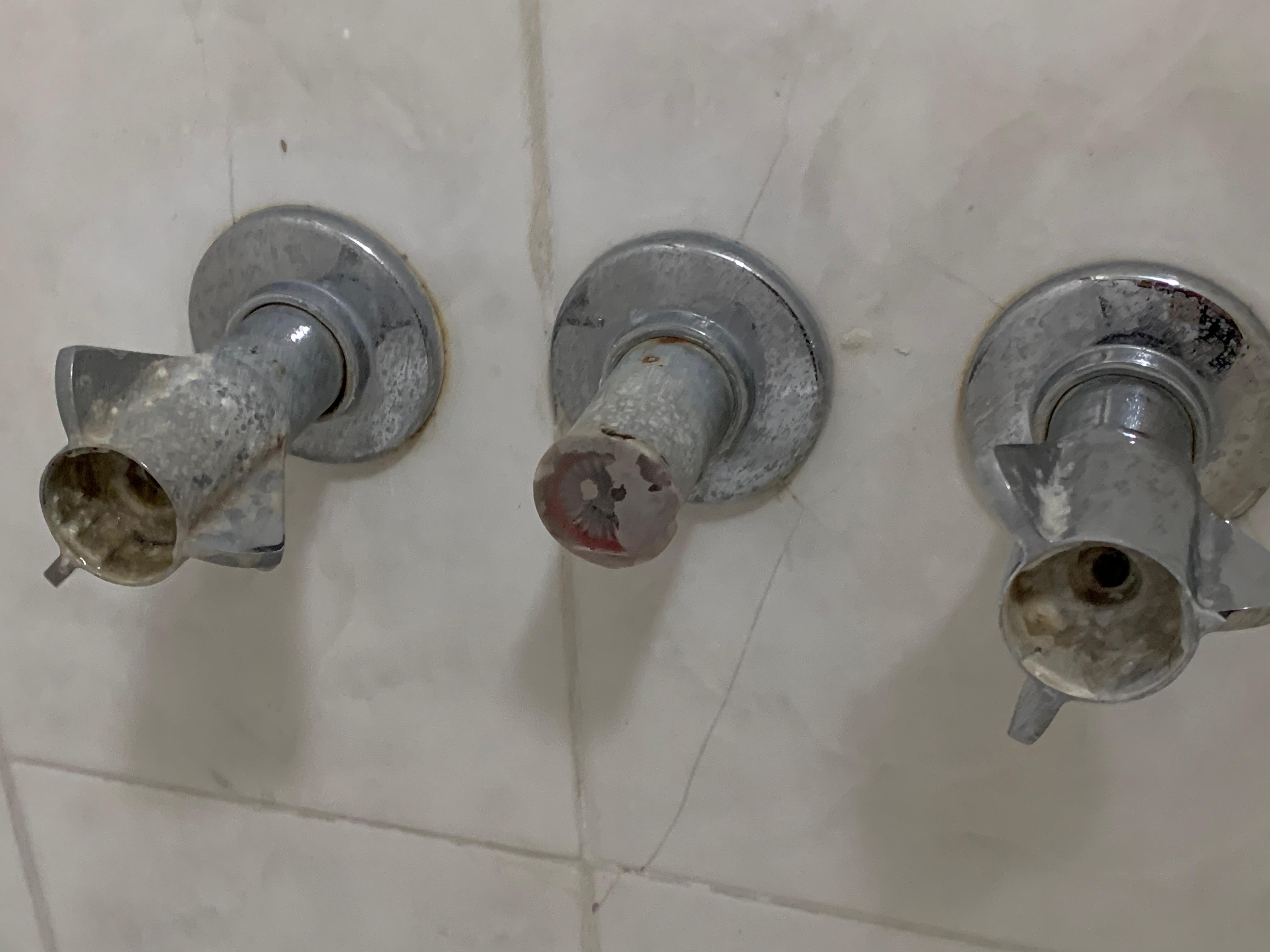 registros do chuveiro enferrujados e quebrados