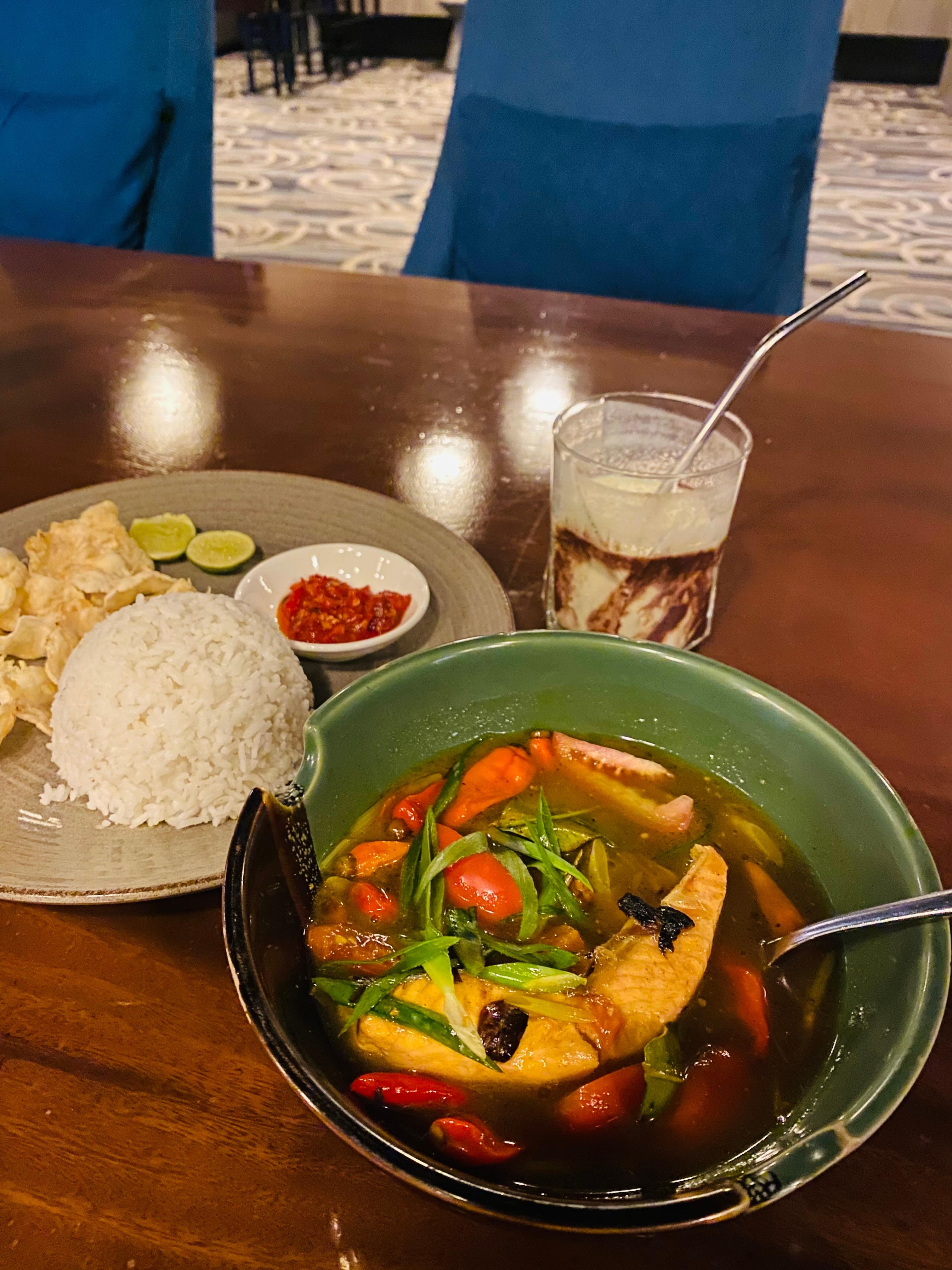 很特別的鮭魚湯充分的南洋風