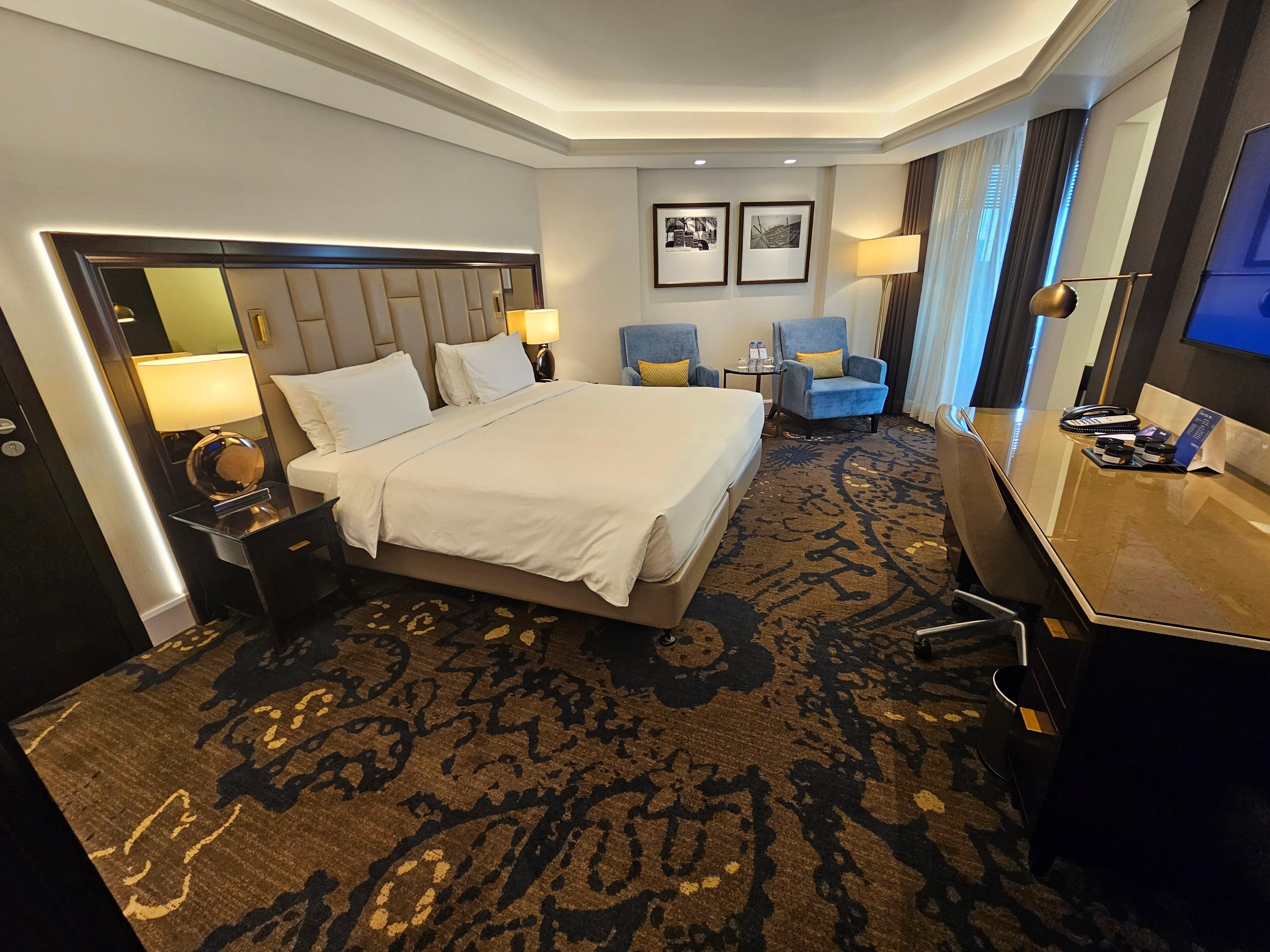 部屋。右側にもう一部屋あり、化粧台あり。