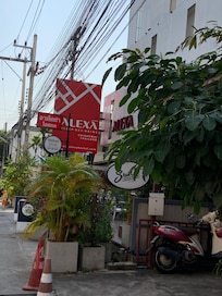 รอบๆสะดวกสบาย มีร้านอร่อย ที่เดินเที่ยว