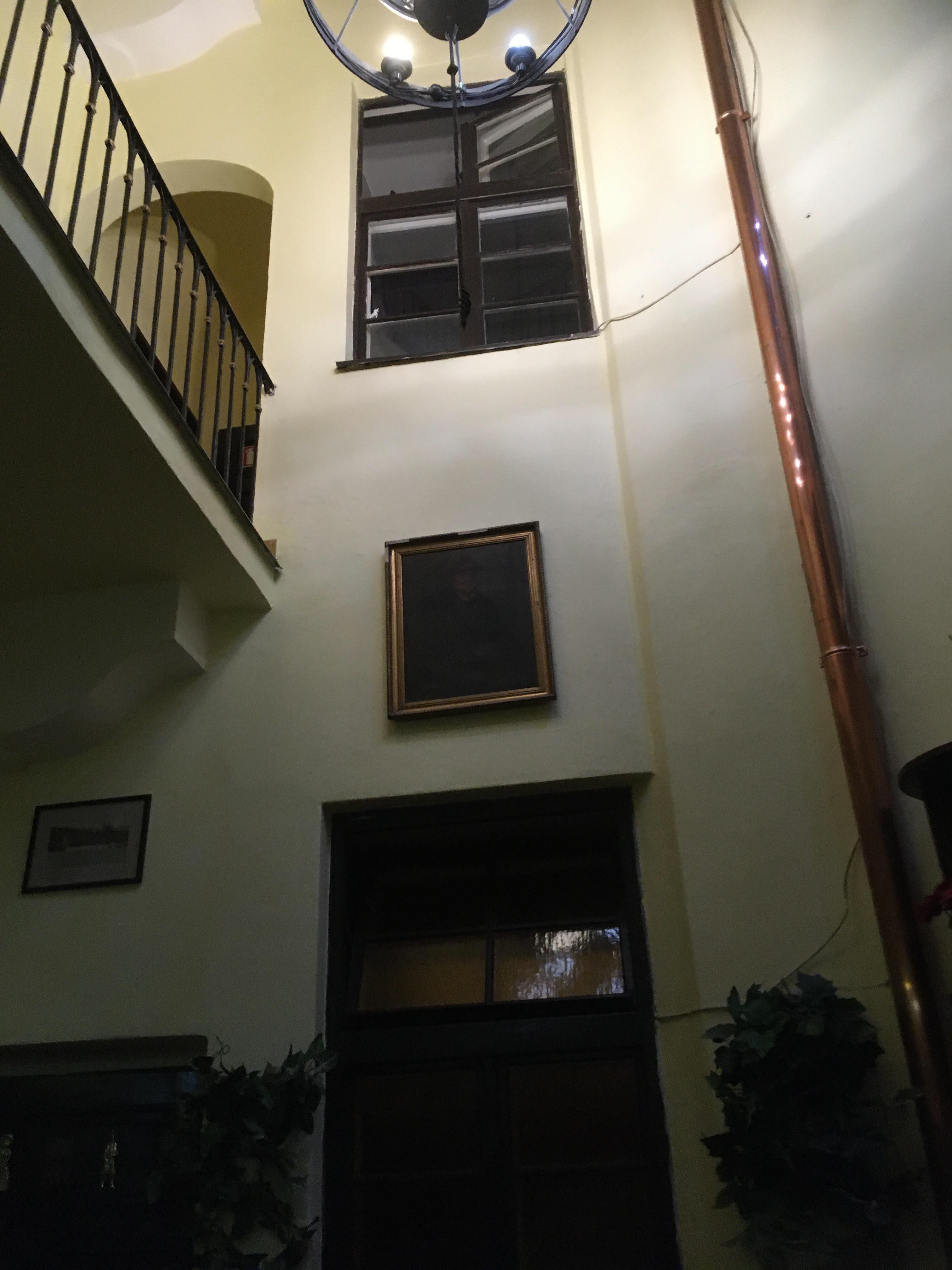 エレベーターホール前