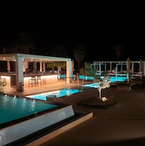 Vue sur le snack/bar et une partie de la piscine