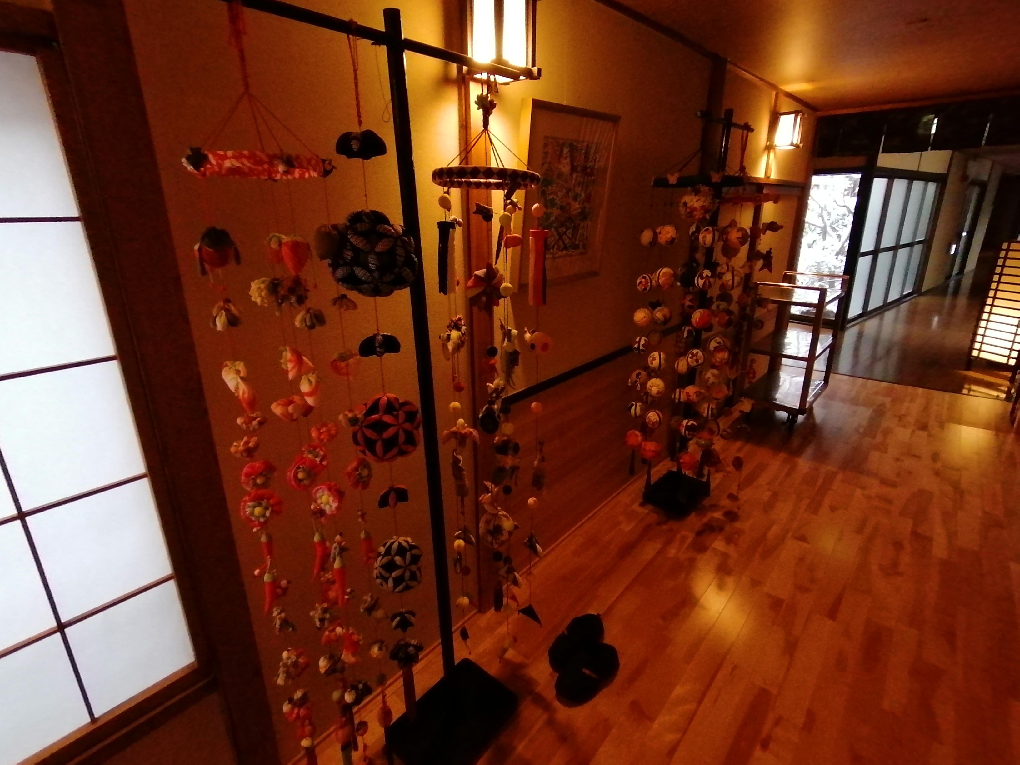 飾り雛がある廊下
Corridor with seasonal decoration