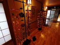 飾り雛がある廊下
Corridor with seasonal decoration