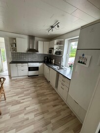 Küche mit Kühlschrank und Geschirrspüler