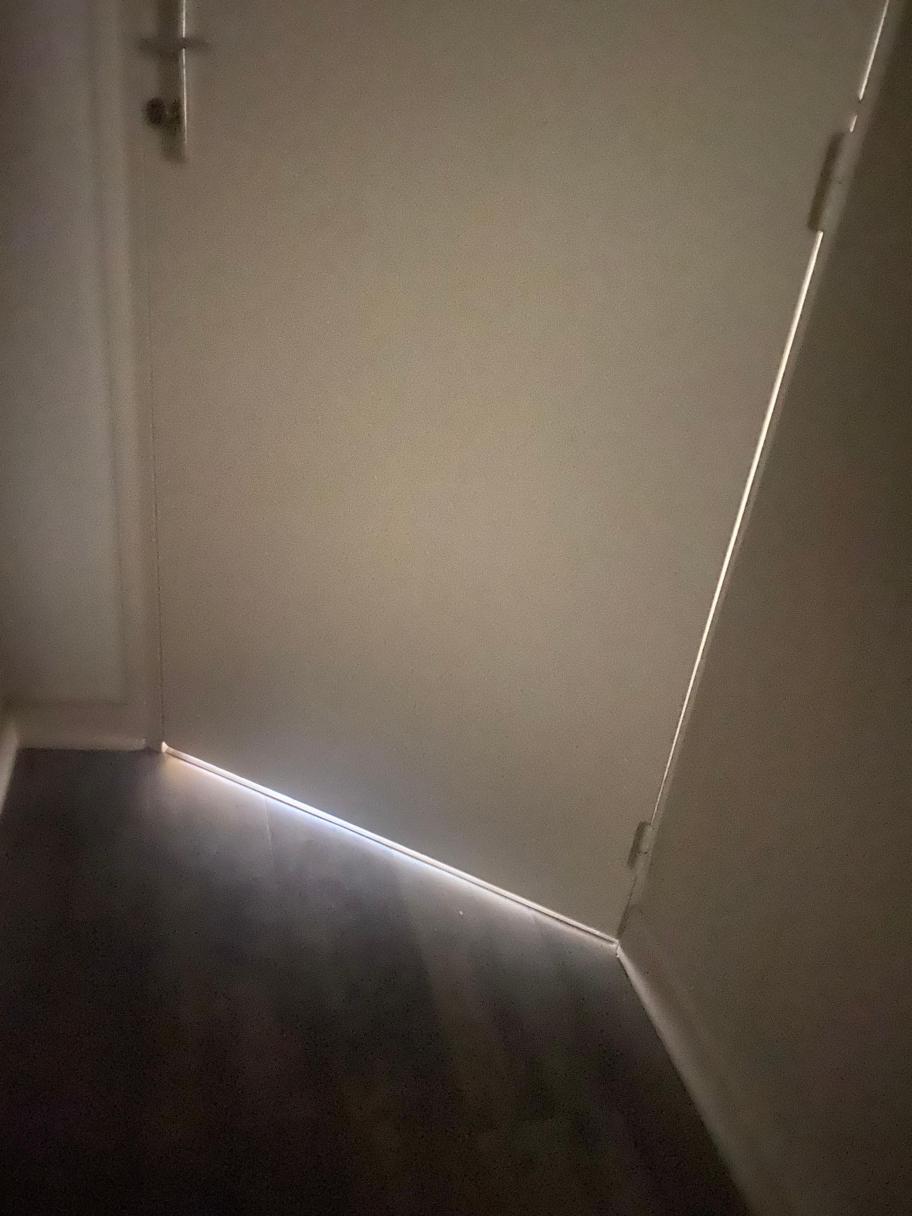 La porte de la chambre qui mène au couloir