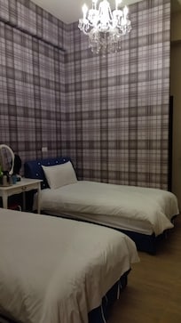 房間沒有電視,燈光昏暗,簡直地獄