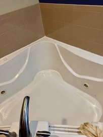 Ring left after filling, running jets a few minutes, then emptying the water after it turned yellow