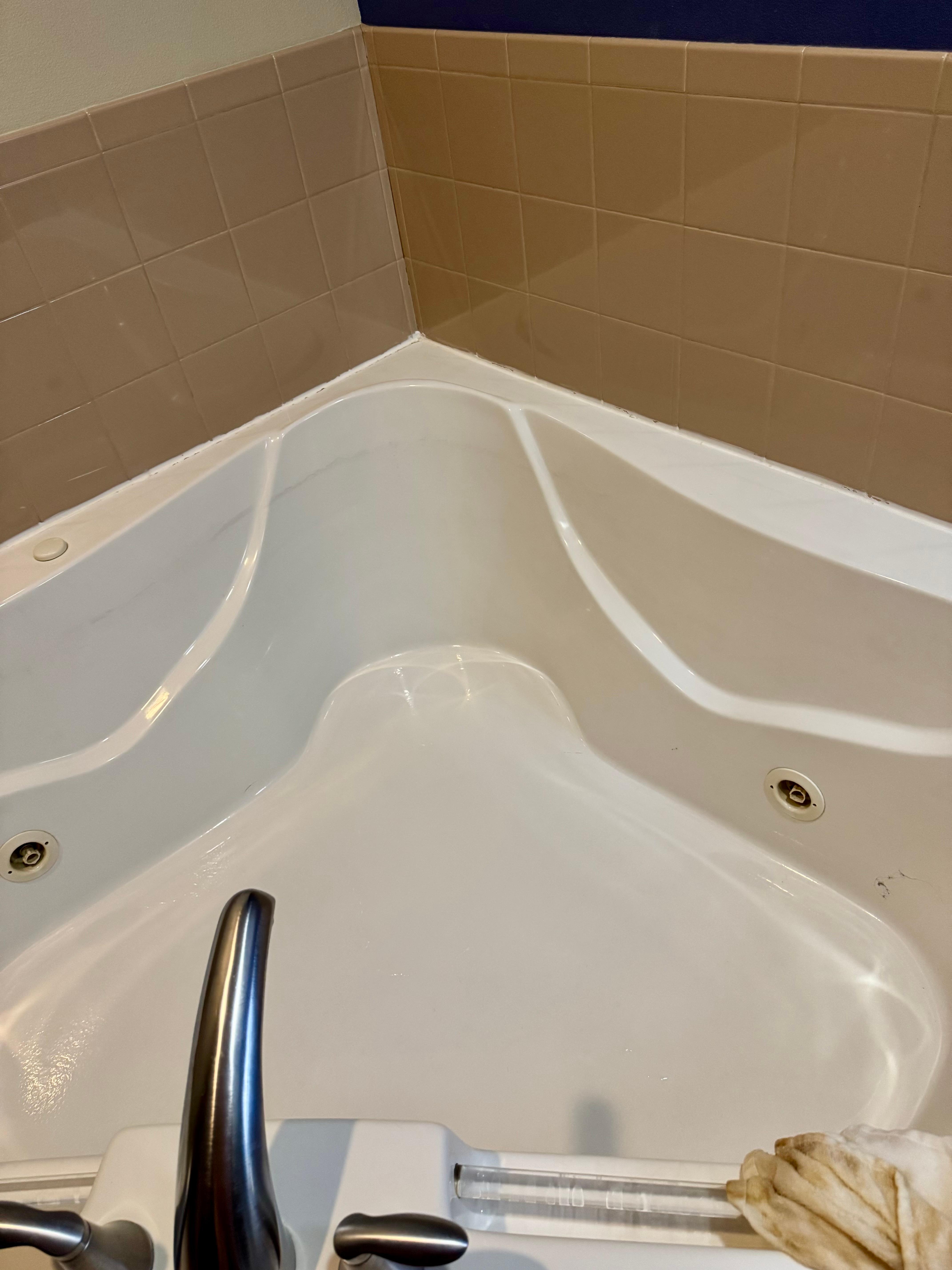 Ring left after filling, running jets a few minutes, then emptying the water after it turned yellow
