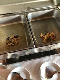 Hotellets varm-mat til frokosten.