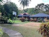Zone du jardin avec basket et volley