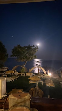 Otelin restoranından dolunay manzarası