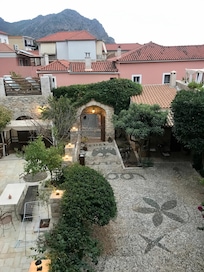 Un patio intérieur au centre du village.