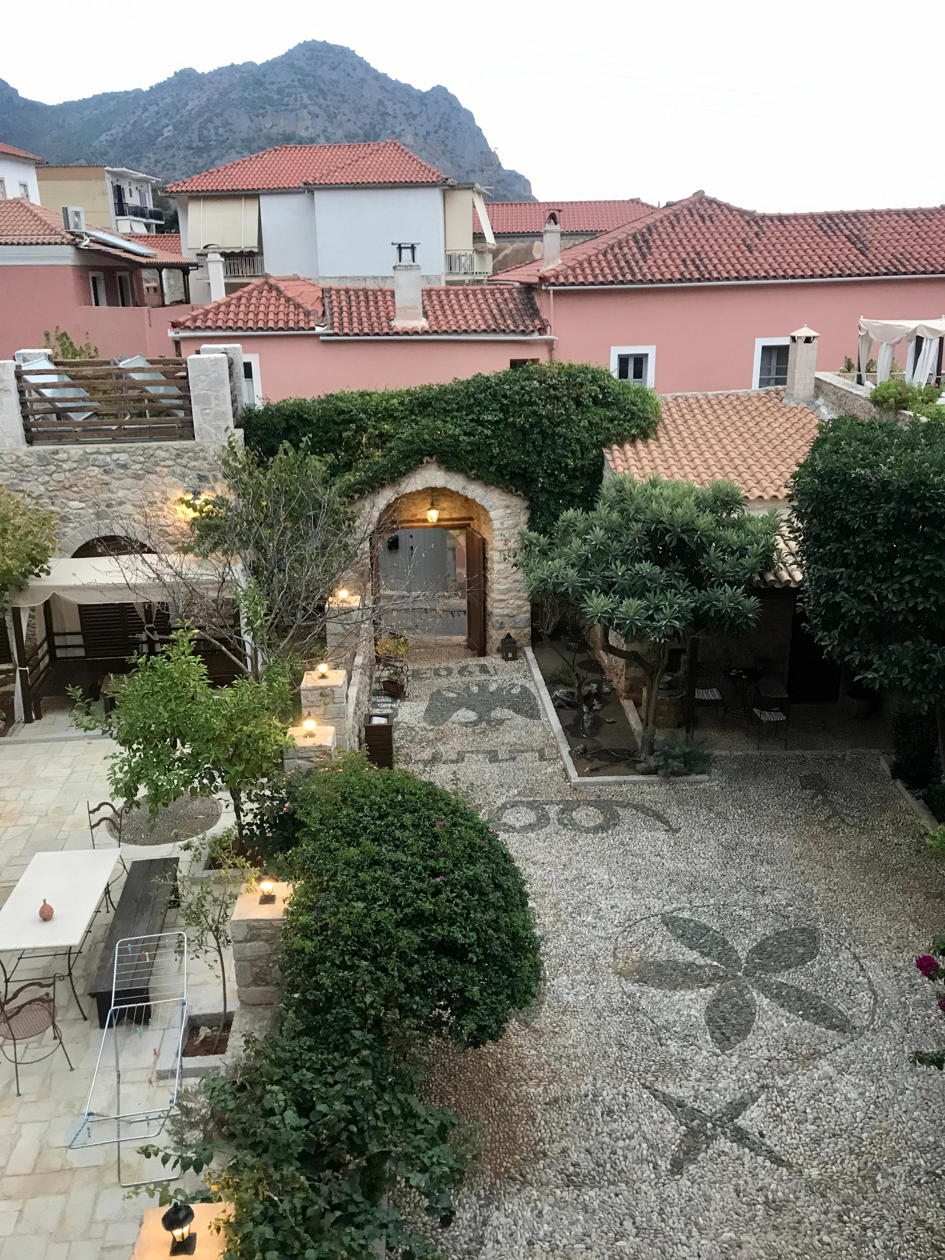 Un patio intérieur au centre du village. 