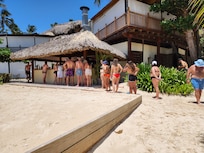 Filas grandes e desanimadoras para se conseguir uma bebida.