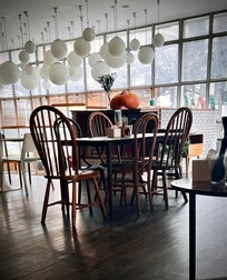 酒店樓下的餐廳,提供預訂早餐的房客用餐。