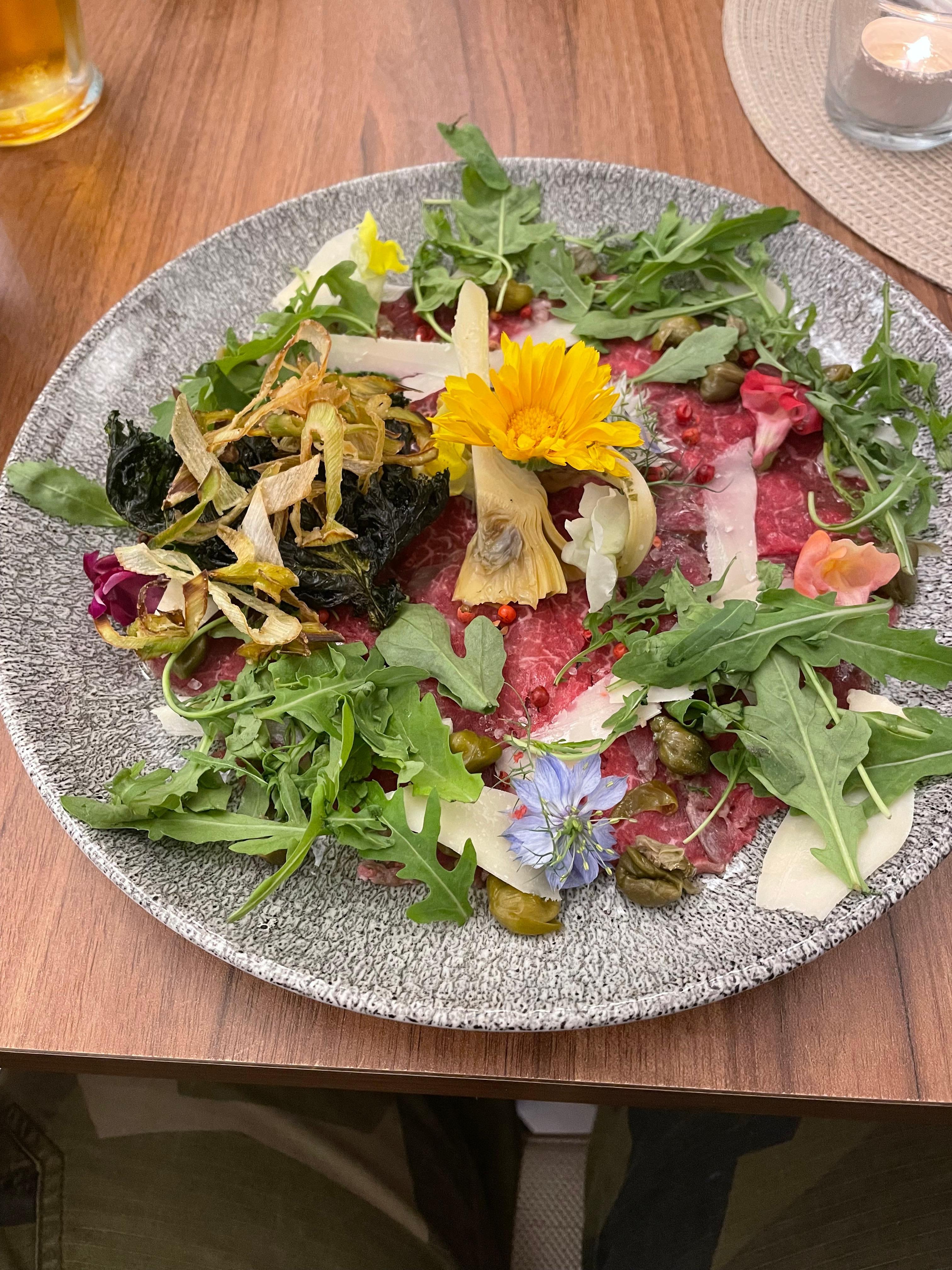 Carpaccio på hotellet, många ätbara blommor. Men supergod