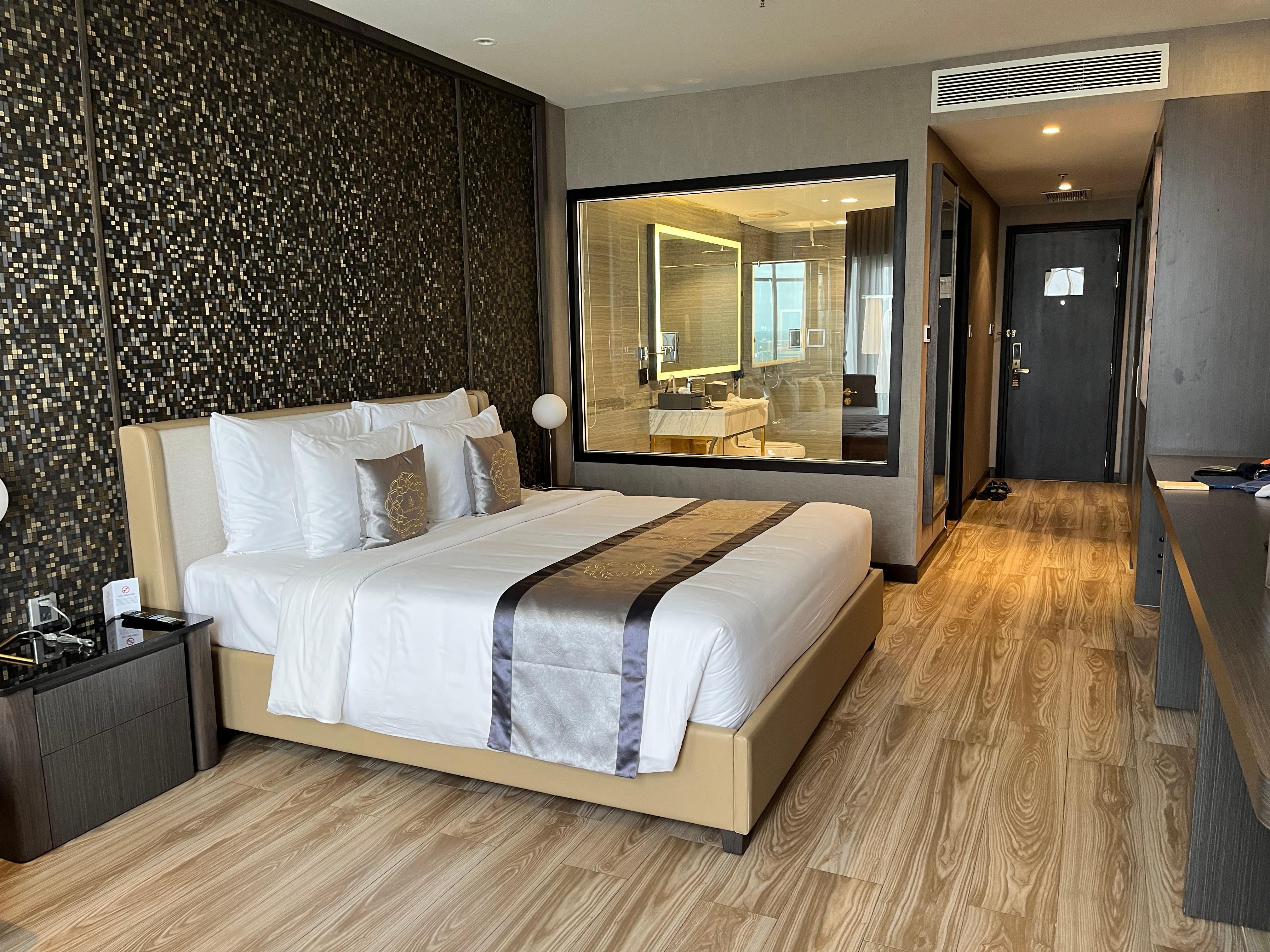 一人で泊まるには勿体無いくらいの広さ。