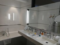 Bagno super spazioso con tutte le comodità.