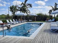 Piscina del hotel.