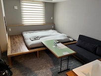 chambre double avec rangements pour grandes valises sous le lit