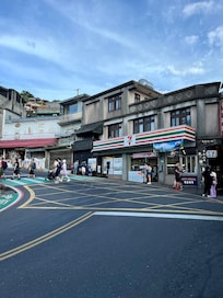 九份老街下車して坂を上がると、右手にファミマ、セブンイレブンがある