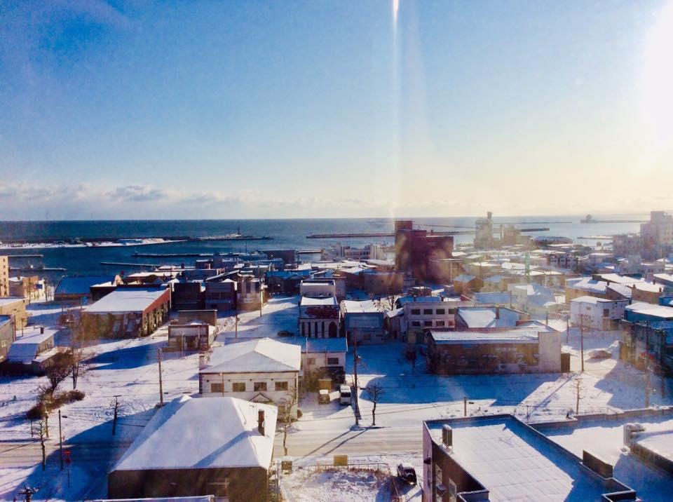 ７階の部屋からガラス越しの風景です。（１１月１７日）