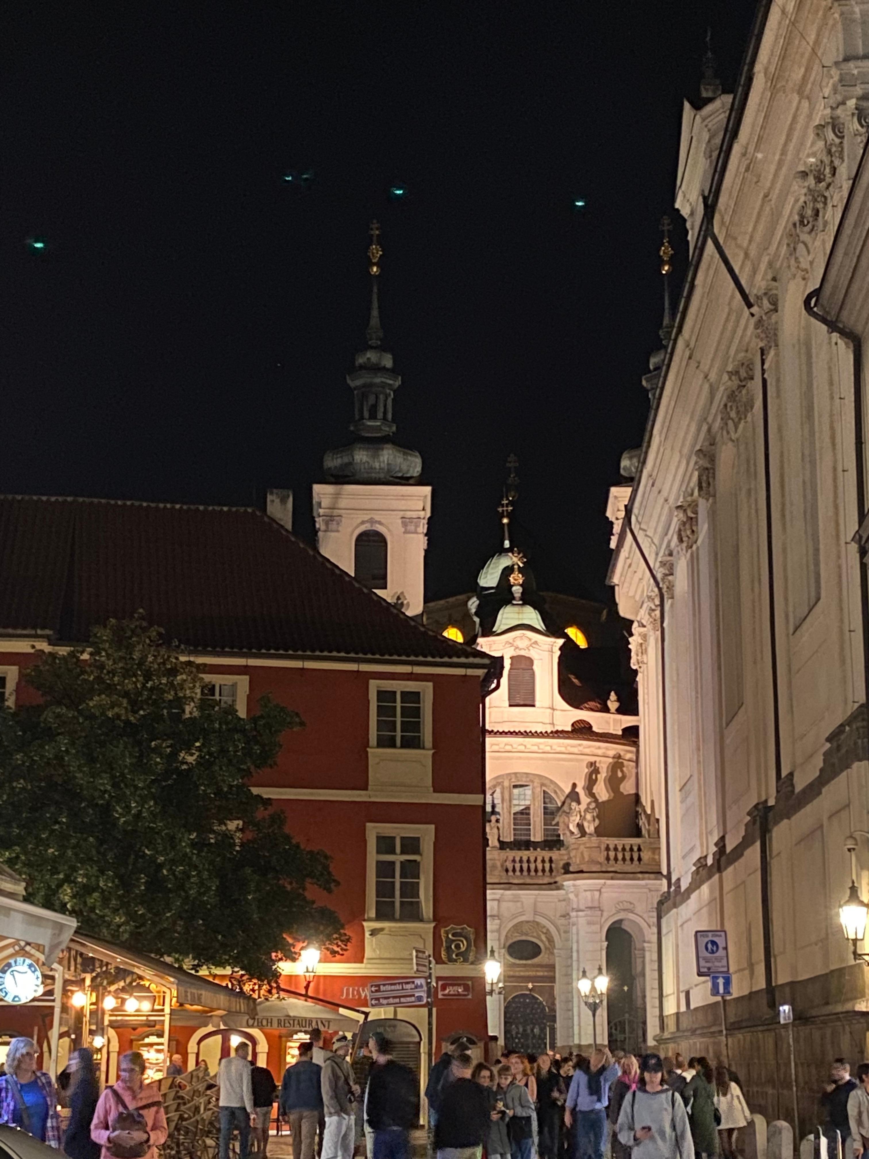 Lite koselig torg utenfor hotellet