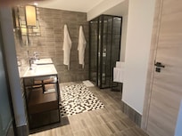 salle de bain : 2 lavabos, 1 douche confortable en grandeur , WC séparé