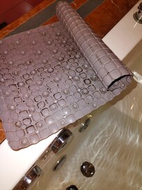 長黑黴的止滑墊,寧可滑倒在浴缸裏也不敢用