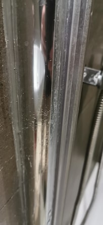 Limpieza marco mampara ducha. Hotel de 4*