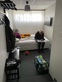 Kleines Doppelzimmer mit kleinem Fenster, Heizung heizt sehr gut